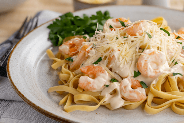 Fettuccine Alfredo com Camarões Grelhados