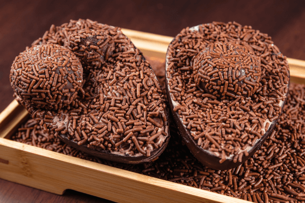 Ovos de Páscoa Recheados com Brigadeiro Gourmet