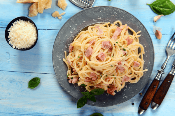 Espaguete à carbonara com bacon crocante