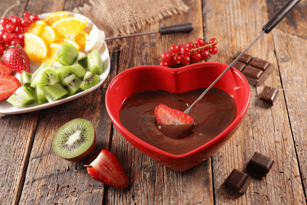 Fondue de chocolate com frutas frescas