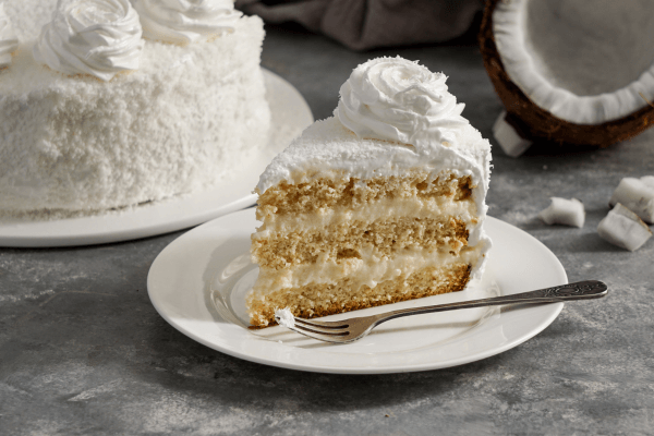 Bolo de Coco com Creme de Confeiteiro e Cobertura de Chocolate Branco