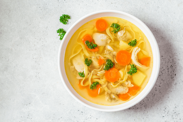 Sopa de legumes com carne e macarrão