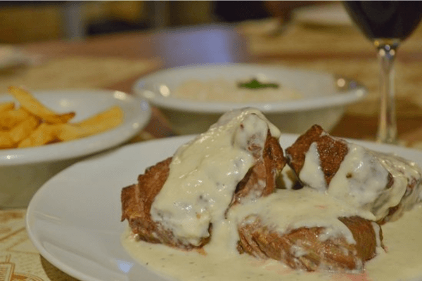 Escalope de Mignon ao Creme de 3 Queijos