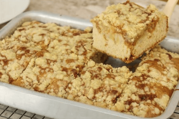 Cuca de Banana com Doce de Leite e Farofa