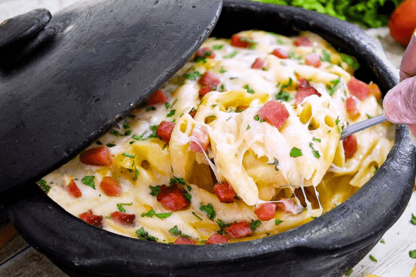 Macarrão com Creme de Batata, Bacon e Queijo