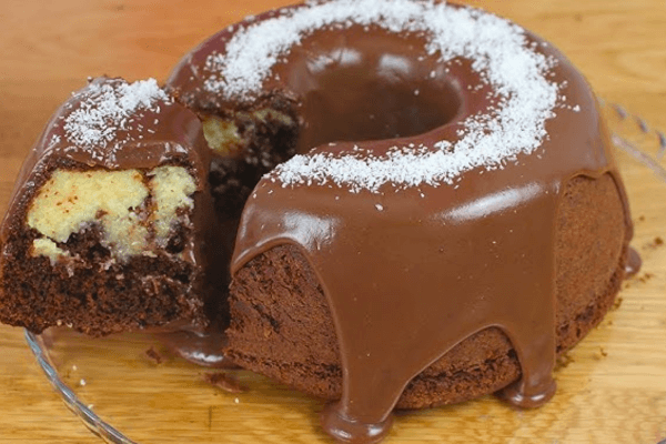 Bolo de Chocolate com Prestígio Já Sai Recheado do Forno